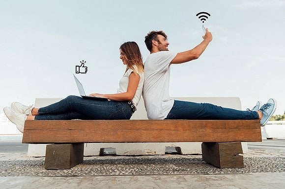 couple-bench-using-social-media-b580px